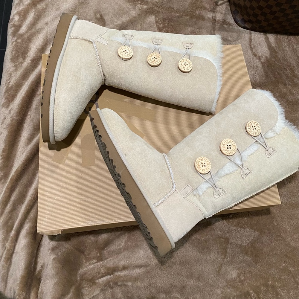 Authentic Bailey Ugg Button Triplet in Sand Color Size 7